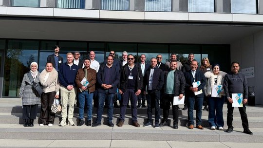Gruppenfoto der Delegation Ägypten / Jordanien vor der TechBase Regensburg