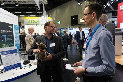 Counter der Sensorik-Bayern GmbH, zwei Menschen im Gespräch