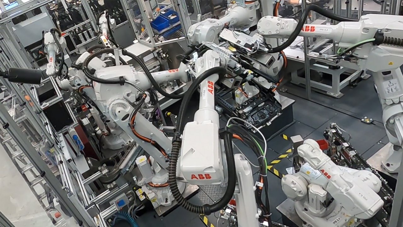 Mobil einsetzbares Kalibriersystem KaliBot mit Laserstrahl, das Robotern präzise Zusammenarbeit in Fertigungszellen ermöglicht.